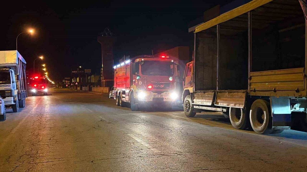 Kayseri OSB'de mobilya fabrikası bahçesinde yangın; itfaiye büyümeden söndürdü