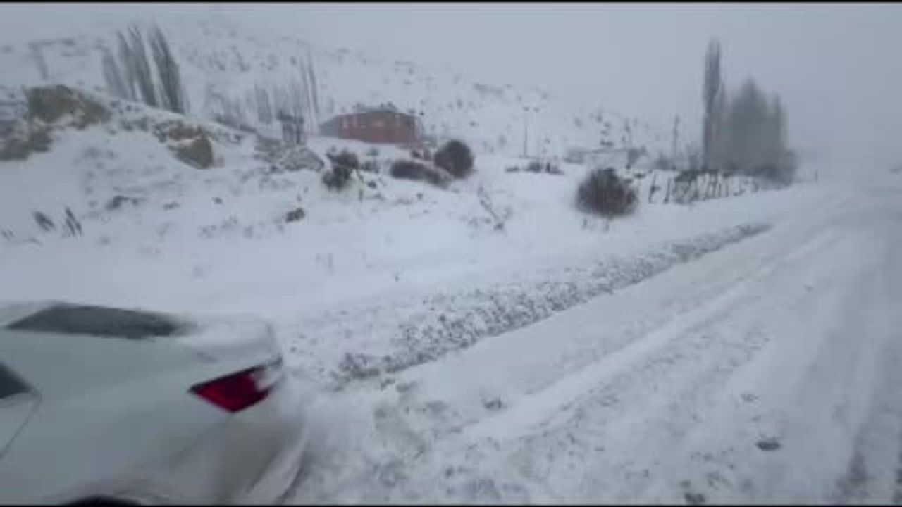 Kayseri Sarız'da kar yağışı sonrası AFAD ve polis mahsur araçlara müdahale etti