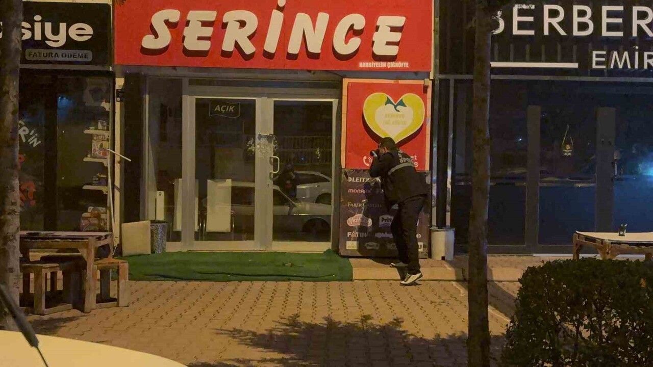 Kayseri Talas'ta çiğ köfte dükkanı pompalı tüfekle kurşunlandı, güvenlik kamerası kaydetti