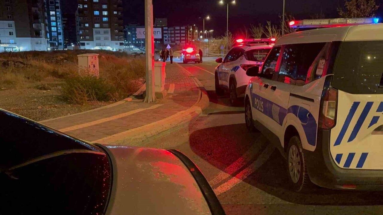 Kayseri Talas'ta 'dur' ihtarına uymayan plakasız motosiklet ters yöne girip otomobille çarpıştı