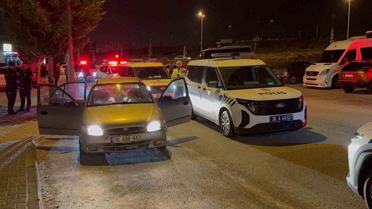 Kayseri Talas'ta 'dur' ihtarına uymayan sürücü polise çarparak kaçtı — 4 kişi gözaltında