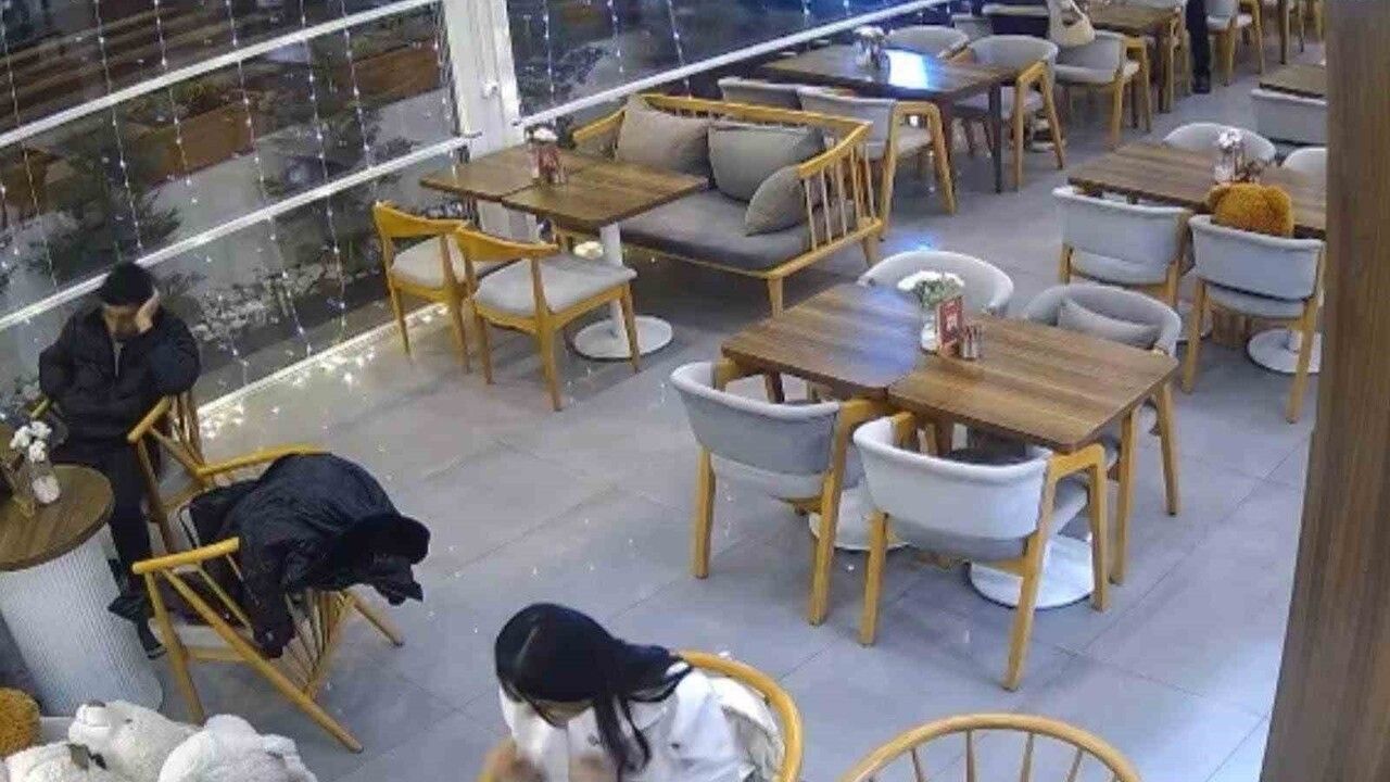 Kayseri Talas'ta otomobil kafeteryaya girdi: İki müşteri yaralanmadan kurtuldu