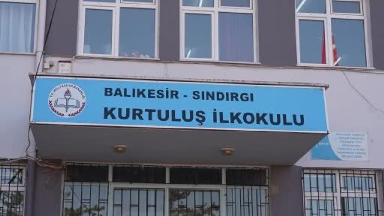 Kazdağları'nda üniversiteli gençlerden Bal Ormanı'na destek