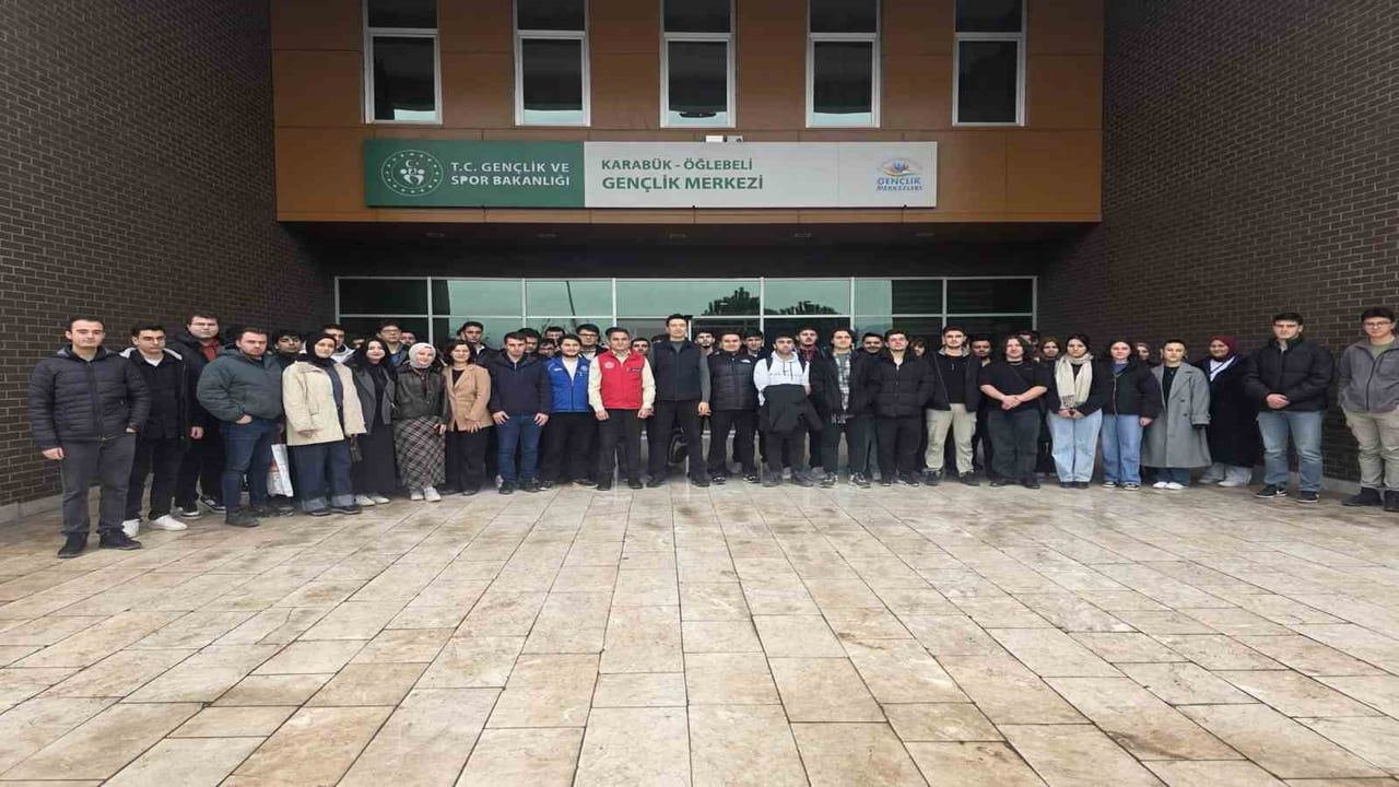 KBÜ Bilişim Teknolojileri MYO öğrencileri Karabük İl Gençlik Merkezi'ni inceledi