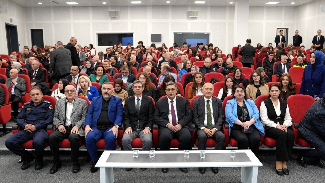 KBÜ, İnsan Hakları Günü'nde Konferans ve Resim Sergisi Düzenledi