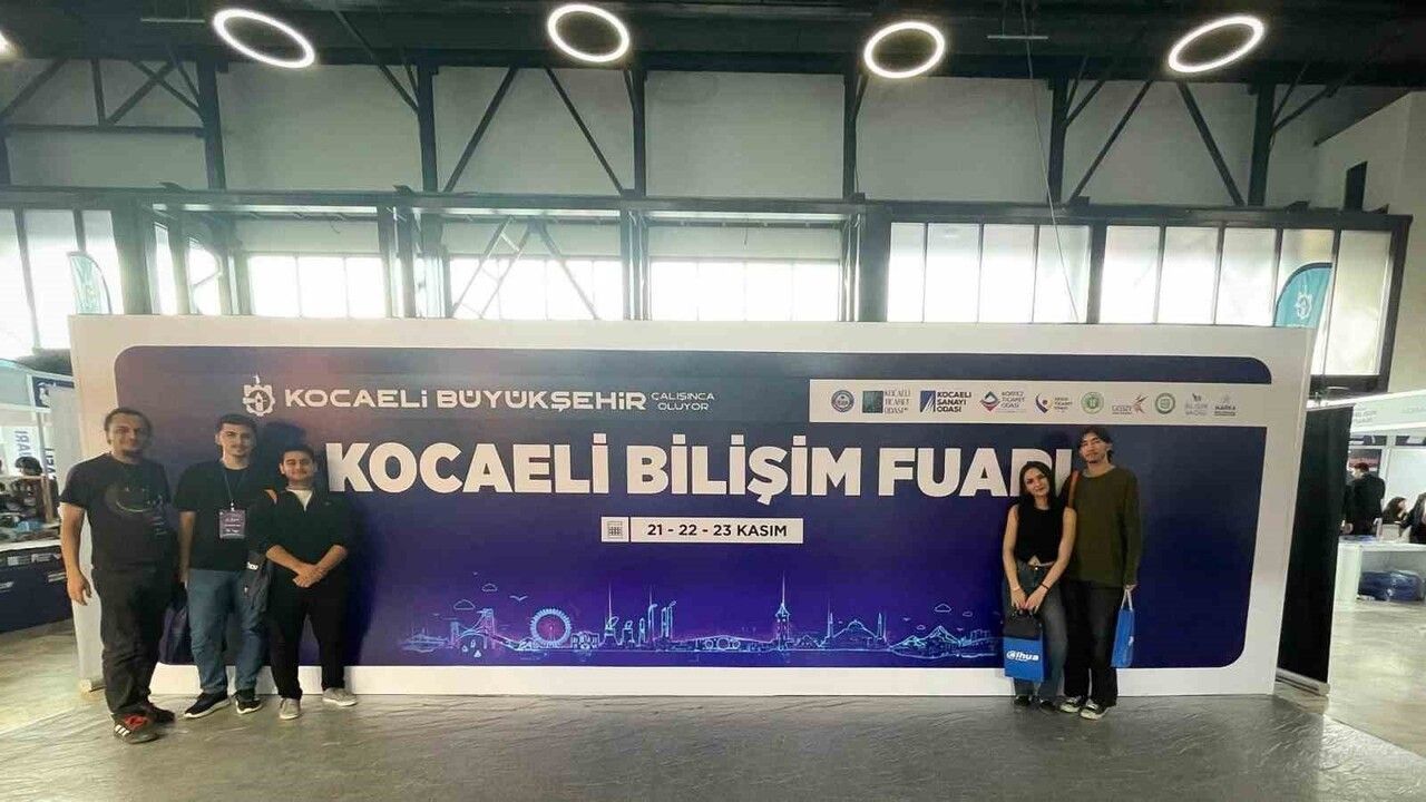 KBÜ öğrencileri Kocaeli Bilişim Fuarı'nda yapay zekâ ve siber güvenliği inceledi