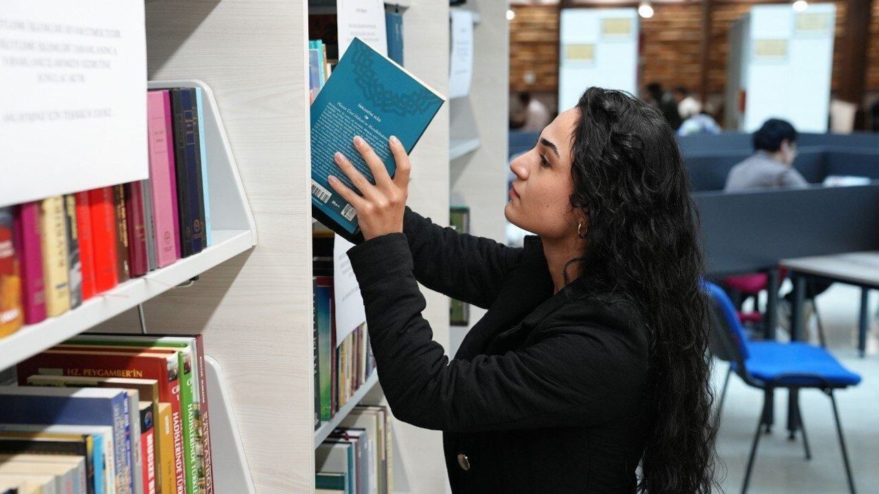 KBÜ Rektörü Prof. Dr. Fatih Kırışık'tan Kamil Güleç Kütüphanesi'ne 600 kitap bağışı