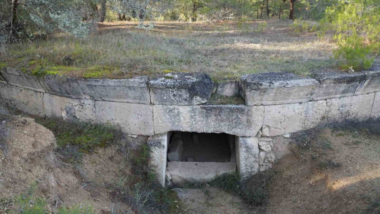 KBÜ Sempozyumu Kapsamında Safranbolu Kaya Mezarları ve Arkeolojik Alanlar Yerinde İncelendi