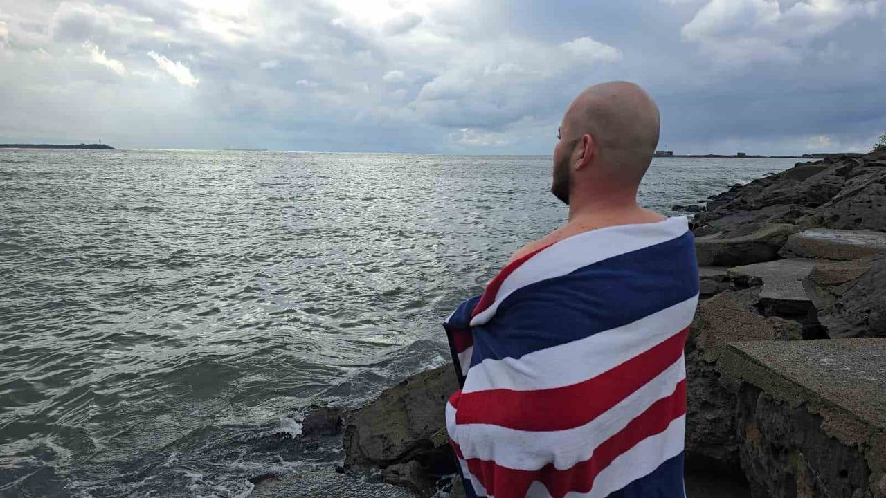 Kdz. Ereğli'de avukat Talha Kopan, kar yağışında denize girdi