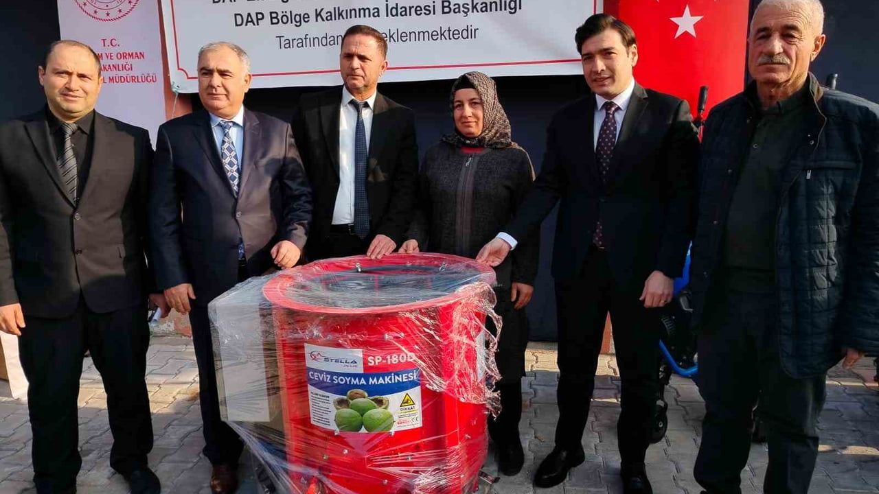 Keban’da çiftçilere 110 çapa, 60 badem silkeleme ve 60 ceviz soyma makinesi dağıtıldı