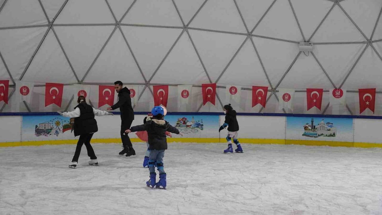 Keçiören'de Ahmet Çalık Buz Pateni Pisti ücretsiz hizmet veriyor, yoğun ilgi görüyor
