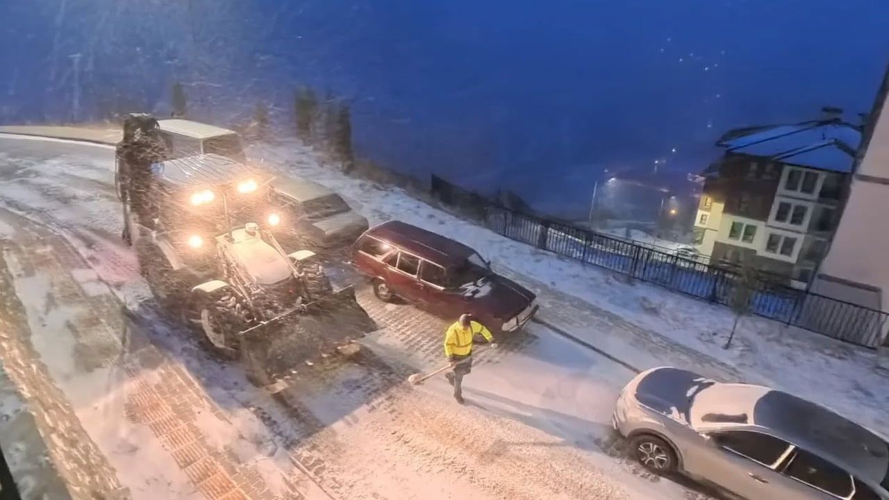 Kemaliye'de karla mücadele: Belediye ekipleri aralıksız görevde