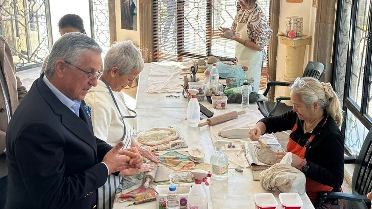 Kemer Belediye Başkanı Topaloğlu, Tekirova Seramik Atölyesini Ziyaret Etti