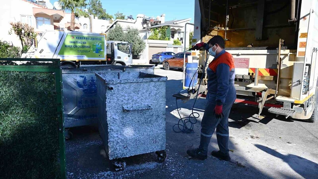 Kemer Belediyesi, çöp konteynerlerini sıcak ve ilaçlı suyla düzenli olarak dezenfekte ediyor