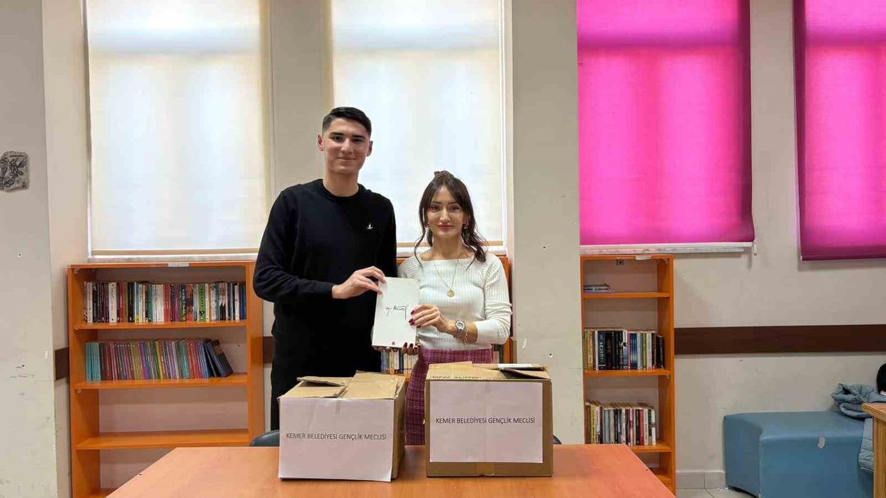 Kemer Belediyesi Gençlik Meclisi'nden Ünal Aysal Anadolu Lisesi'ne 150 kitap bağışı