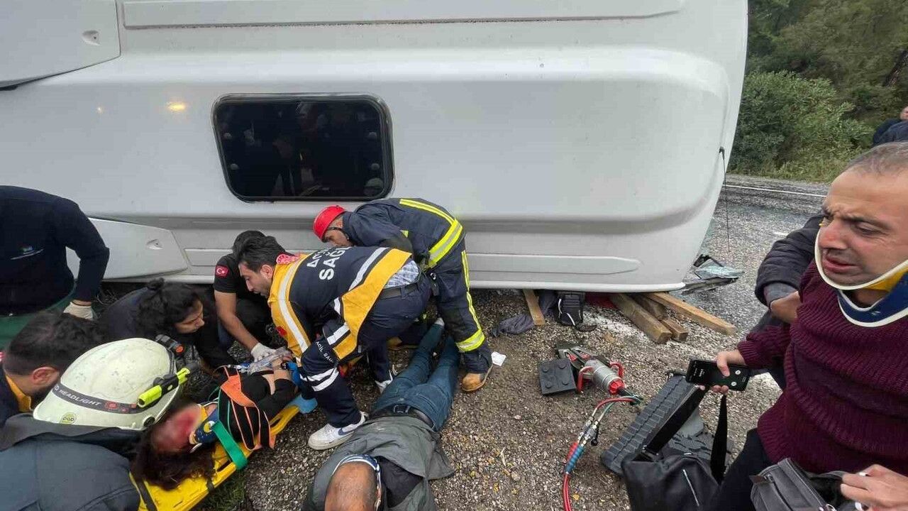 Kemer'de midibüs devrildi: Antalya-Kumluca yolunda 6 yaralı, 1'i ağır