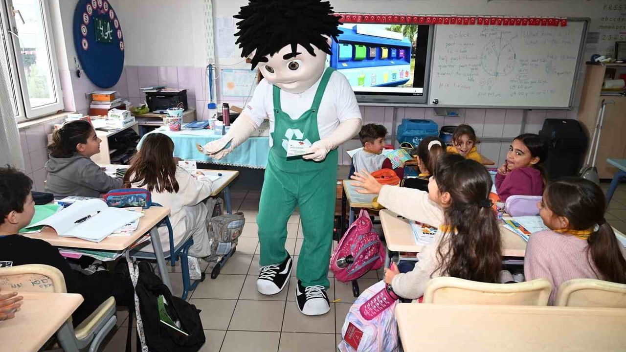 Kemer'de okullarda 'Çevre Dedektifi Kerem' ile sıfır atık eğitimleri