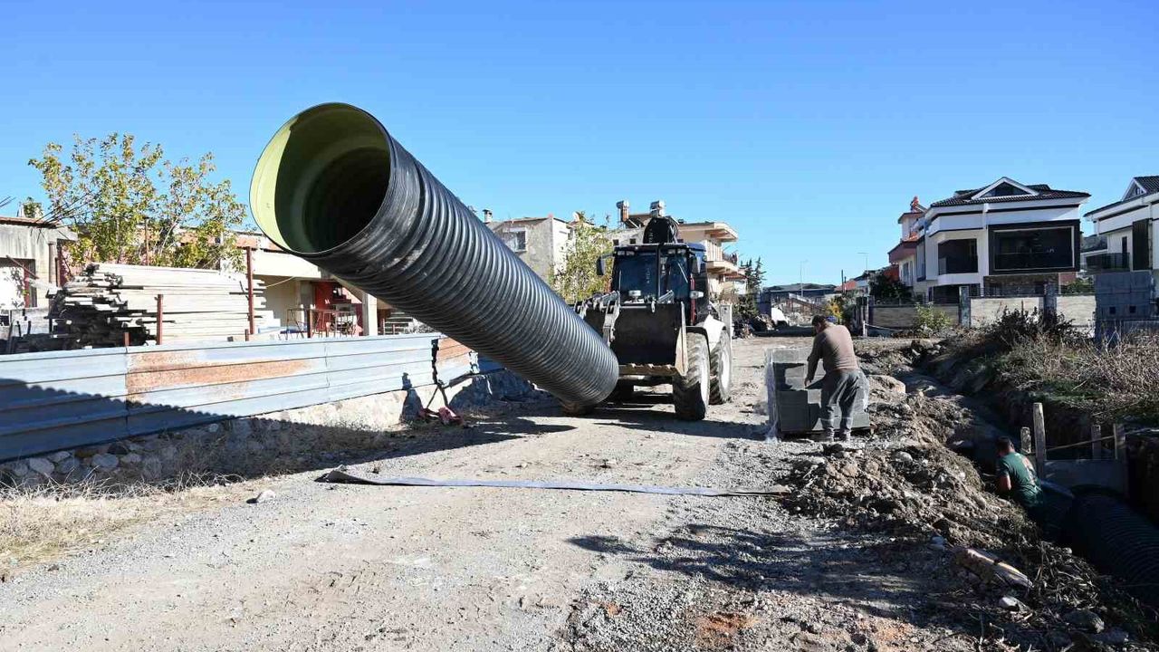 Kemer Kuzdere Mahallesi’nde 350 metrelik yağmur suyu drenaj hattı çalışması