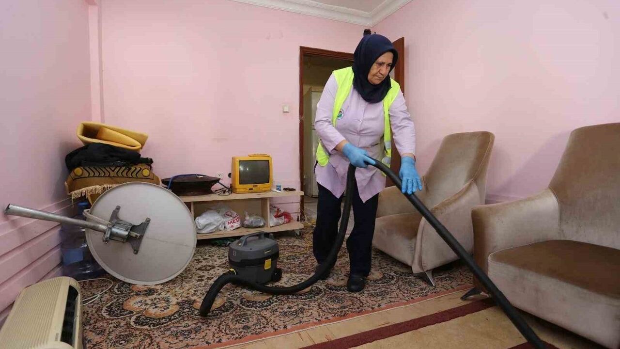 Kepez Belediyesi'nin Evde Sağlık Hizmetleri, Varsak Karşıyaka'da 80 yaşındaki Fatma Yamacı'ya destek verdi