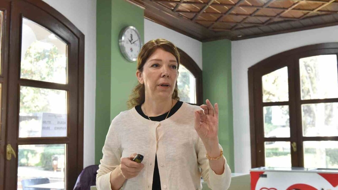 Kepez Belediyesi Zübeyde Hanım Tesisi'nde Kadın Sağlığı Söyleşisi