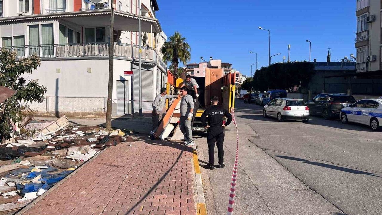 Kepez'de Şafak Mahallesi'ndeki müstakil ev çevresinden 2 kamyon atık toplandı