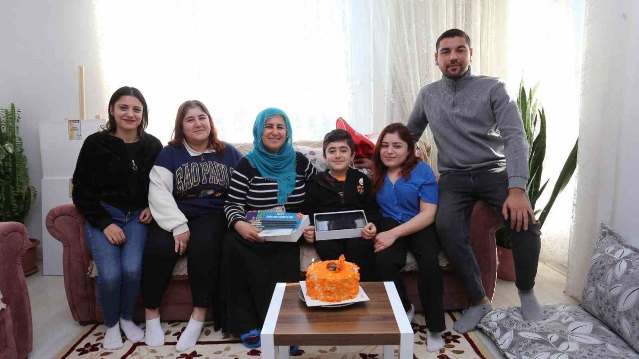 Kepez'in Engelsiz Sanat Projesi, 13 yaşındaki Musa Gül'ün resim yeteneğini evde destekliyor