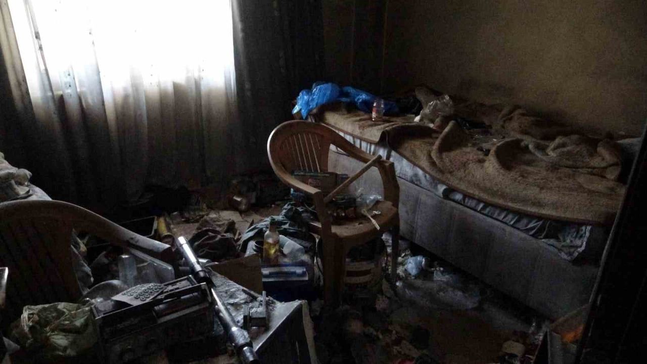 Kepez'te bakıma muhtaç yaşlının evinden 2 kamyon çöp çıkarıldı