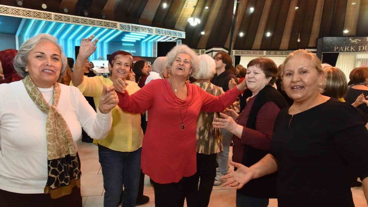 Kepez'te Kadınlar Matinesi: Tazelenme Üniversitesi Öğrencileri Müzikle Buluştu