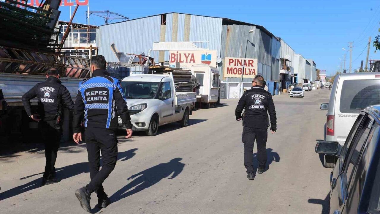 Kepez Zabıtası Hurdacılar Sitesi'nde Kamu Alanı İşgallerini Giderdi