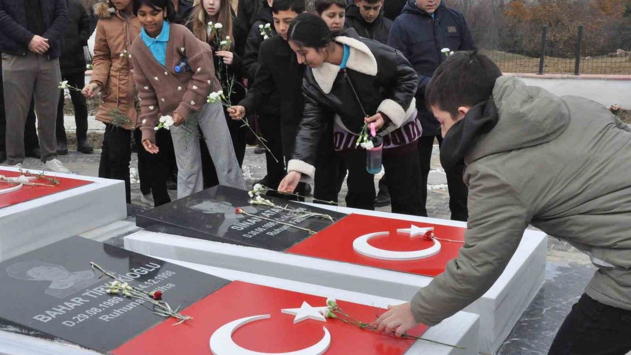 Keşan Karacaali’de 1998 trafik kazasında hayatını kaybedenler için yenilenen anıt törenle açıldı