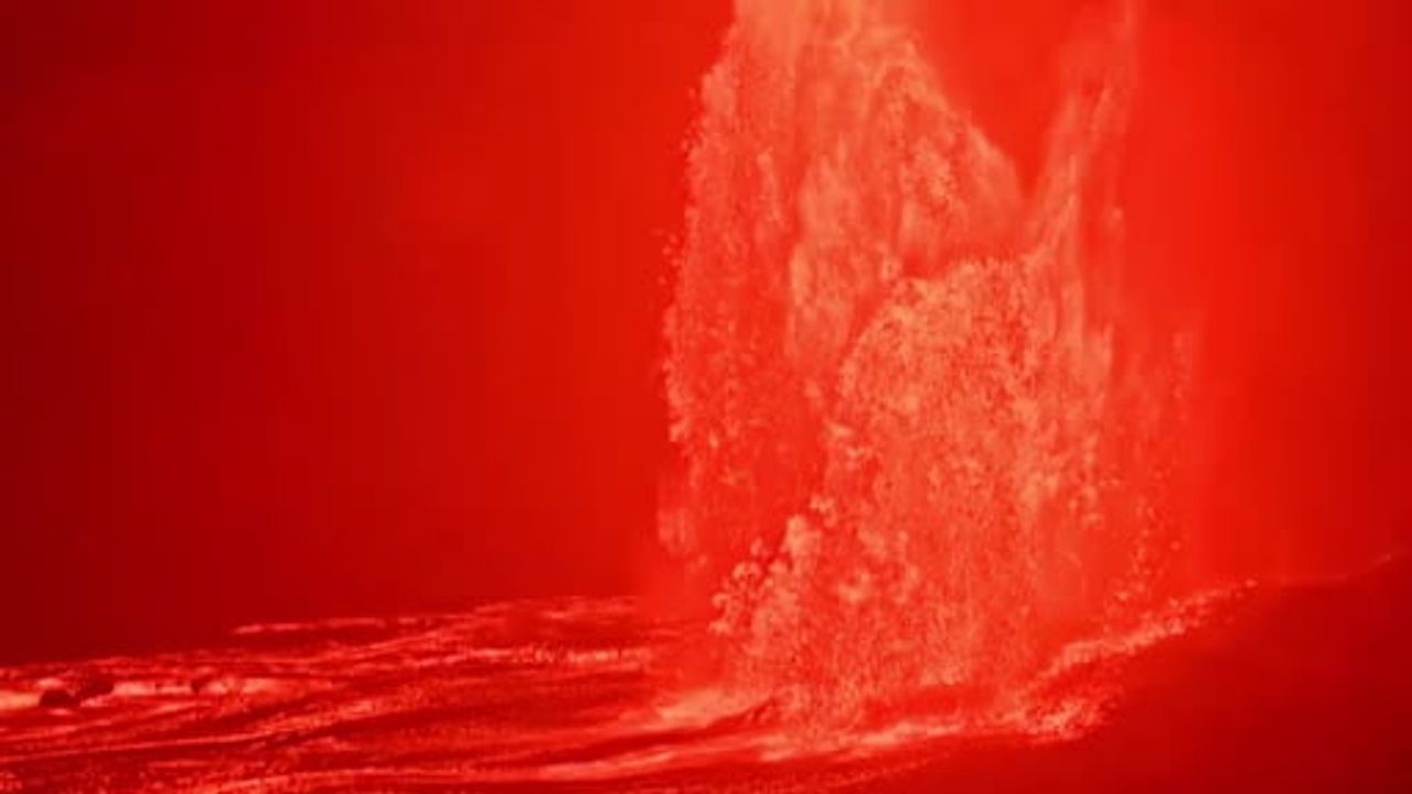 Kilauea Yanardağı'nda lav sütunu 425 metreye ulaştı; USGS 23 Aralık 2025'te 39. patlamayı kaydetti