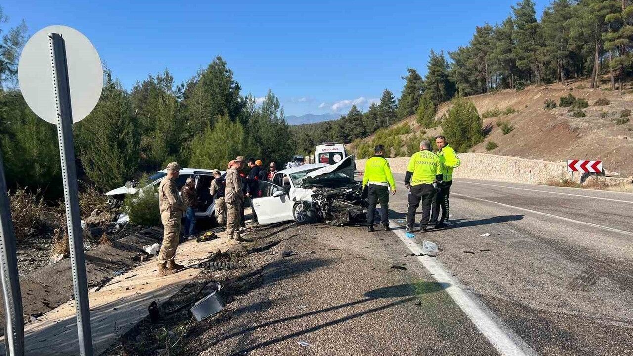 Kilis-Hatay Karayolu'nda hafif ticari araç ile otomobil çarpıştı — 6 yaralı, 5'i ağır