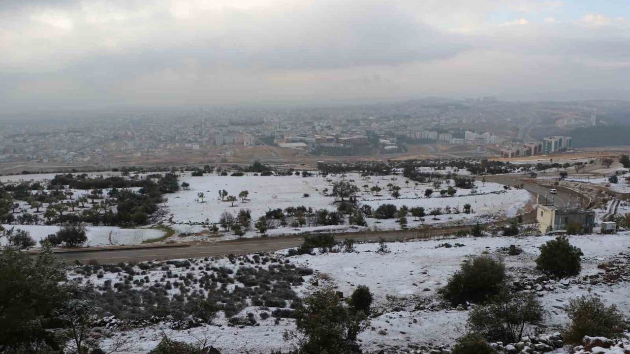 Kilis'in yüksek kesimlerinde kar yağışı: Resul Osman Dağı beyaza büründü