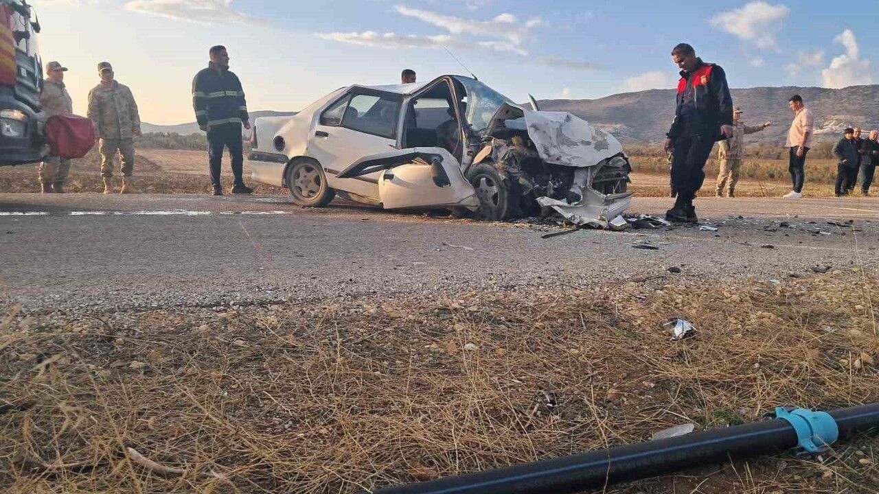 Kilis Polateli Ürünlü'de iki aracın kafa kafaya çarpışması: 3 yaralı