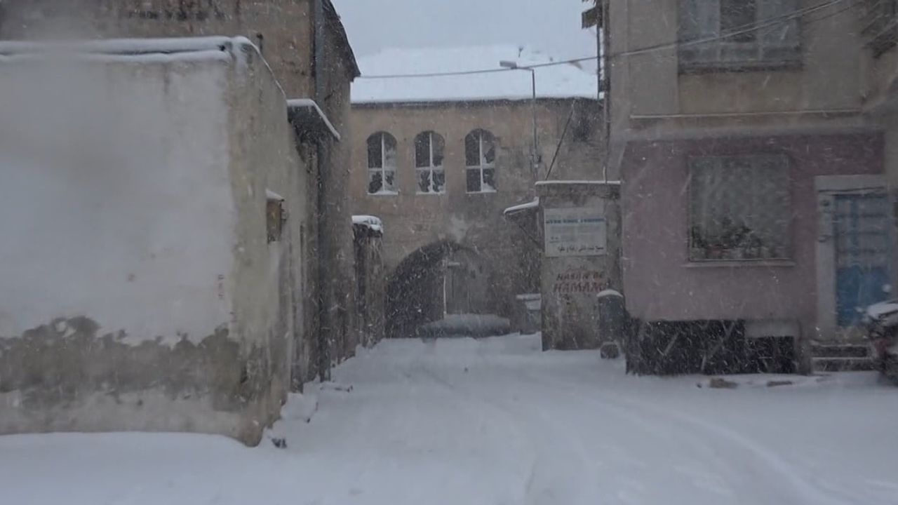 Kilis'te gece başlayan kar yağışı kent merkezini beyaza bürüdü