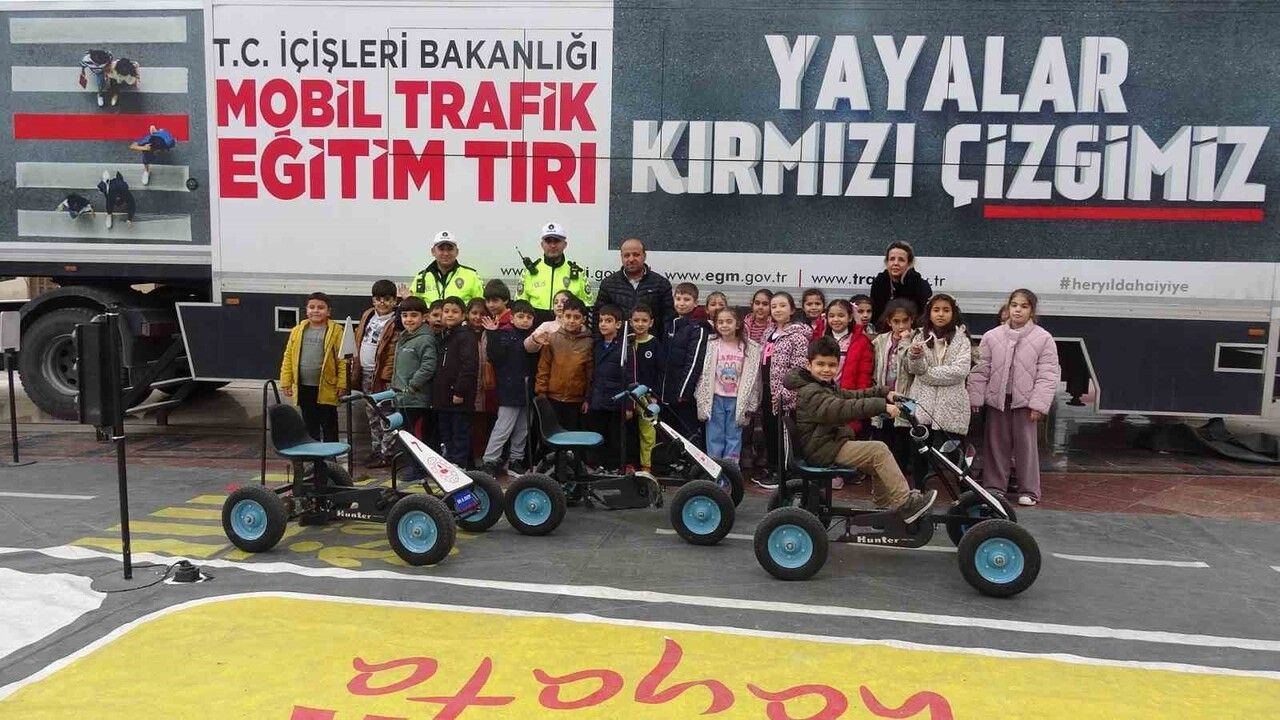 Kilis’te minik öğrenciler Mobil Trafik tırında trafik bilinci edindi