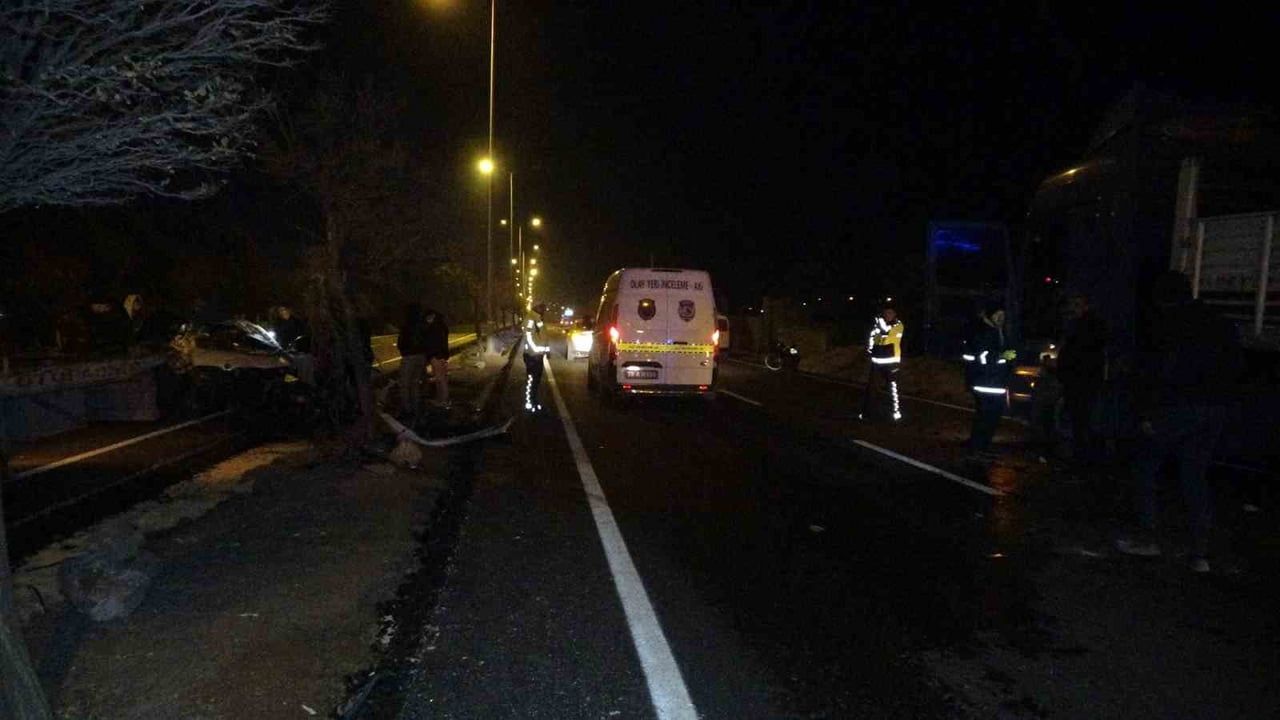 Kilis’te park halindeki tıra çarpan otomobil hurdaya döndü: 2 yaralı, 1’i ağır