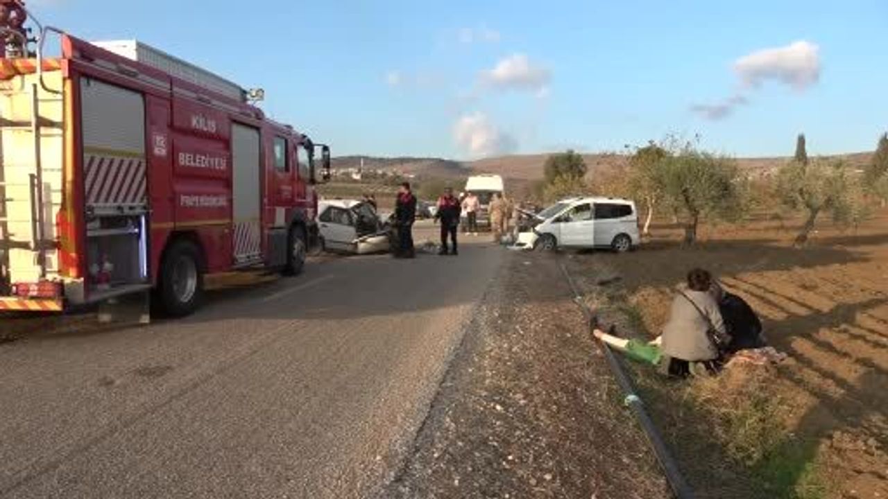 Kilis’te Ürünlü köyünde iki araç kafa kafaya çarpıştı: 1’i ağır 3 yaralı