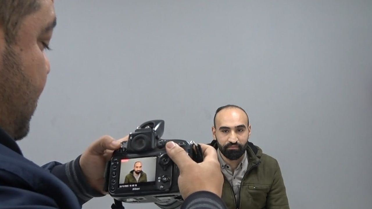 Kilis'te yaşayan Suriyeli kameraman Zekeriya Elabdullah: Çocuklarımın okulu bitince ülkeme döneceğim