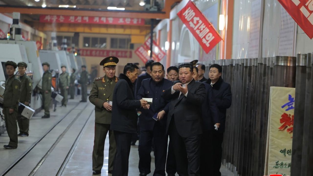 Kim Jong-Un, 2026 için füze ve top mermisi üretiminin artırılmasını talep etti