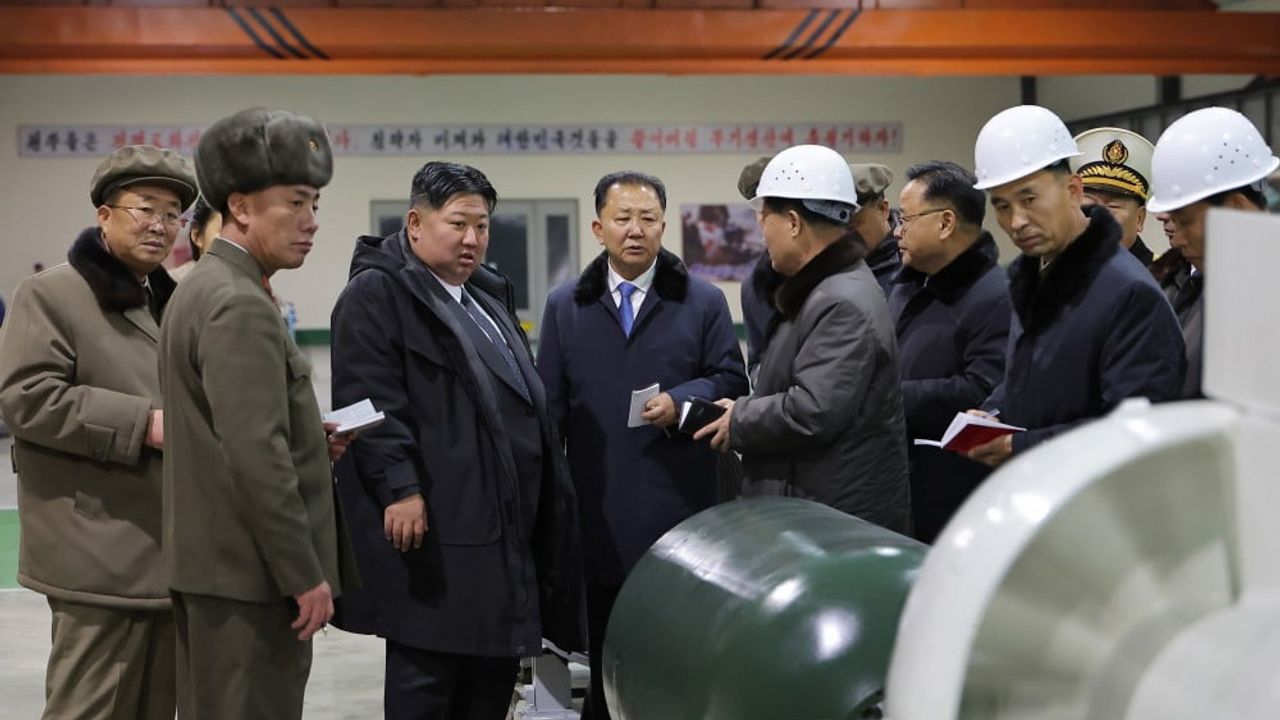 Kim Jong-Un, 8 bin 700 tonluk nükleer denizaltı inşaatını denetledi; caydırıcılık ve hızlanan silahlanma vurgusu