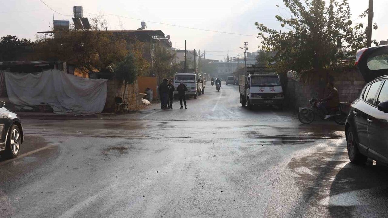 Kırıkhan'da otomobille çarpışan motosiklet sürücüsü ağır yaralandı — Anlar güvenlik kamerasında