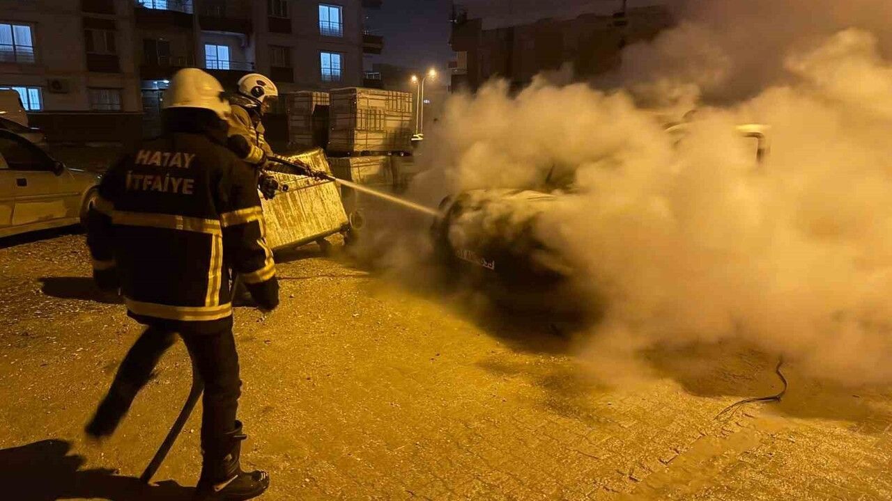 Kırıkhan'da park halindeki hafif ticari araç yandı, itfaiye müdahale etti