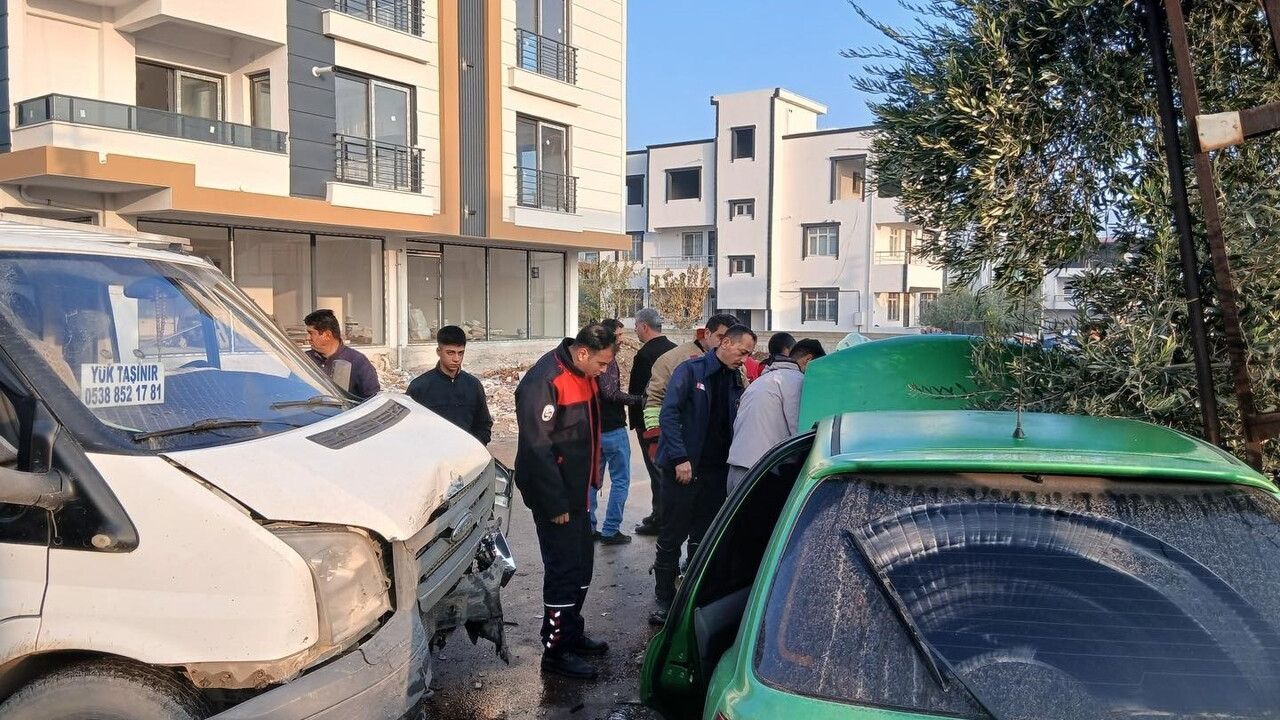 Kırıkhan'da trafik kazası: kamyonet ile otomobil çarpıştı, 1 yaralı