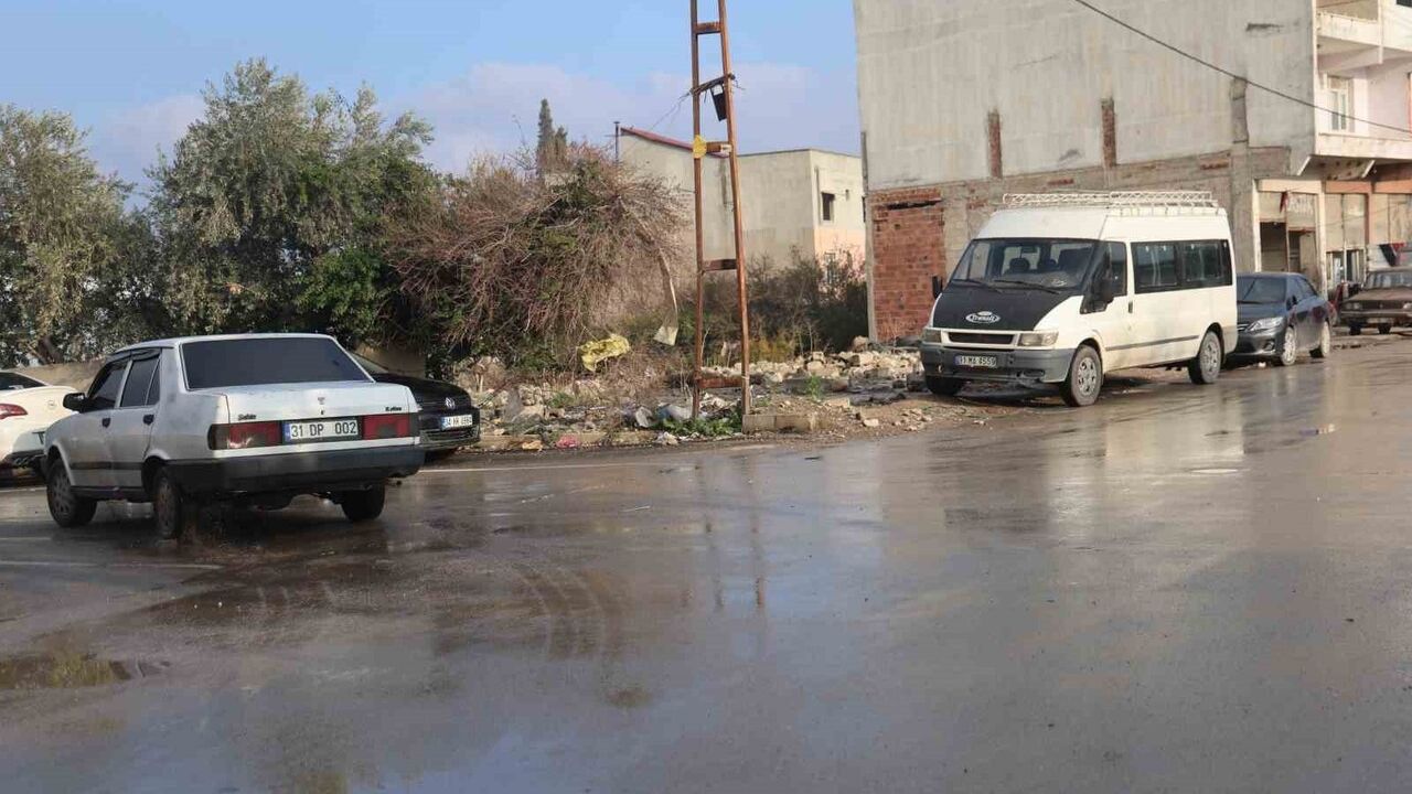 Kırıkhan Gazi Mahallesi'nde otomobil ile motosiklet çarpıştı — 1 yaralı