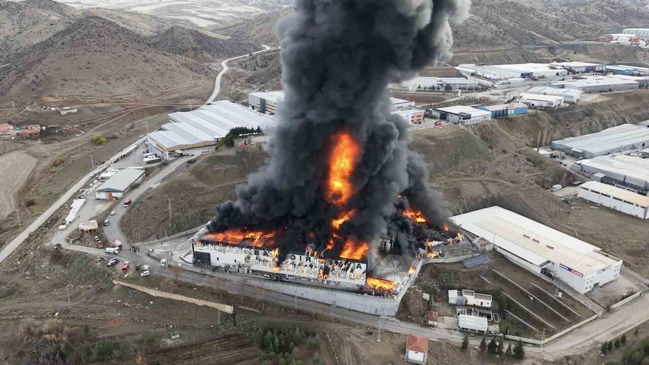 Kırıkkale'de Bahadır Kimya Fabrikasındaki Yangına Müdahale Sürüyor