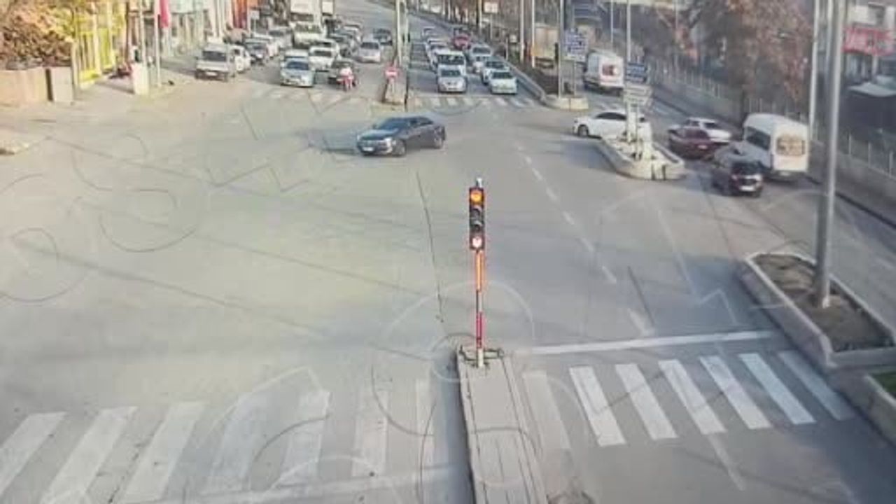 Kırıkkale'de ehliyetsiz sürücü drift sonrası polisin müdahalesiyle sokakta yakalandı