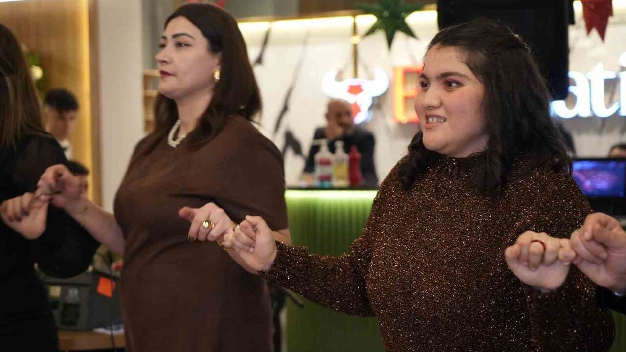 Kırıkkale’de epilepsi hastası Sudenur için gönüllü kadınlardan doğum günü etkinliği