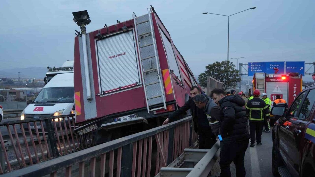 Kırıkkale'de itfaiye aracı lastik patlaması sonrası köprü aralığında asılı kaldı: 3 personel yaralandı