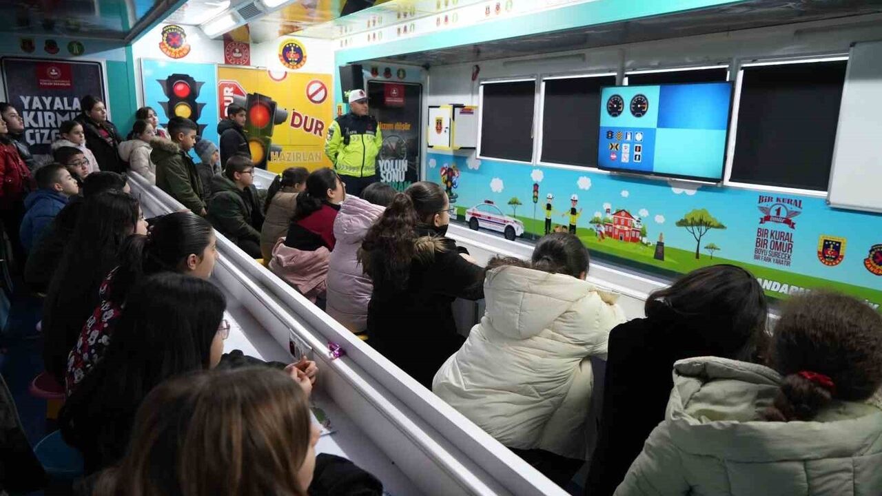 Kırıkkale'de Jandarma Mobil Trafik Eğitim Tırı ile Uygulamalı Emniyet Kemeri Eğitimi
